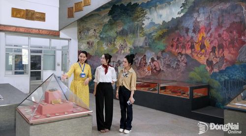 Di sản viên Võ Kim Thy giới thiệu đến 2 MC Diệu Hiền và Minh Tuyết cùng khán giả tìm hiểu về đời sống cư dân cổ qua các hiện vật được lưu giữ tại Bảo tàng Đồng Nai. Ảnh: Tiến Dũng