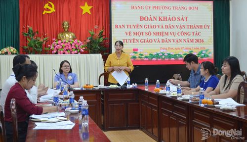 Thành ủy viên, Phó Trưởng ban Tuyên giáo và Dân vận Thành ủy Lê Thị Thái phát biểu tại buổi làm việc. Ảnh: Phương Hằng