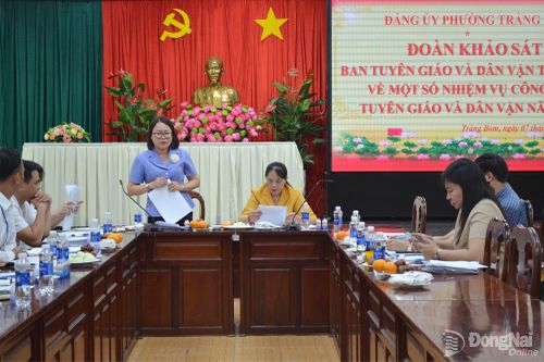 Trưởng ban Xây dựng Đảng phường Trảng Bom Nguyễn Thị Cúc trao đổi tại buổi làm việc. Ảnh: Phương Hằng