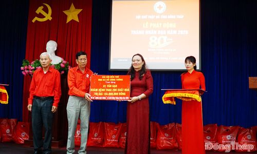 Đại diện các doanh nghiệp, nhà hảo tâm trao bảng tượng trưng hỗ trợ chuỗi hoạt động Tháng Nhân đạo năm 2026.
