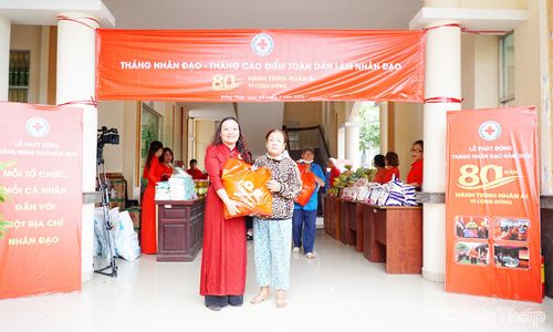 Người dân có hoàn cảnh khó khăn tham quan, mua sắm tại mô hình “Chợ 0 đồng” sau Lễ phát động.