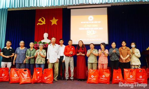 Đại biểu trao quà cho người dân có hoàn cảnh khó khăn tại Lễ phát động.