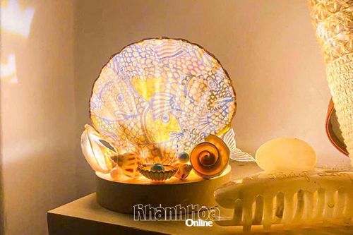 Chiếc đèn ngủ được làm từ vỏ sò điệp Úc.