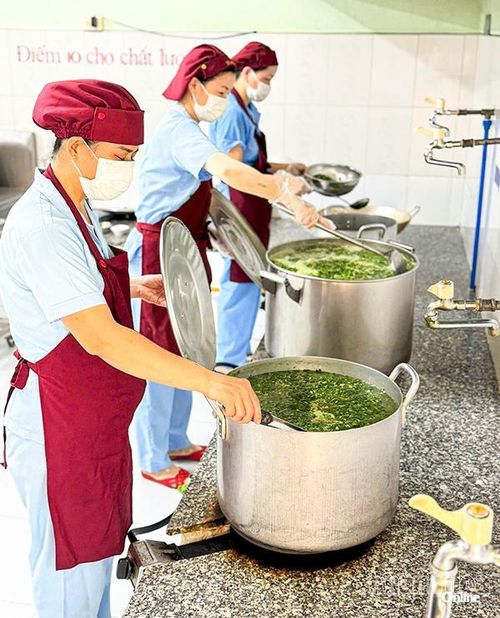 Nhân viên cấp dưỡng Trường Mầm non Lộc Thọ 2 nấu bữa trưa cho trẻ.