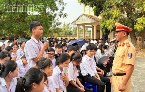Cảnh sát giao thông tuyên truyền an toàn giao thông cho học sinh Trường THPT Nguyễn Chí Thanh (phường Ninh Hòa).