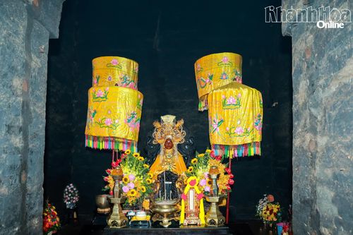Hình tượng Thiên Y A Na Thánh Mẫu của người Việt, cũng là Mẹ xứ sở Nữ thần Pô Inư Nưgar của đồng bào Chăm.