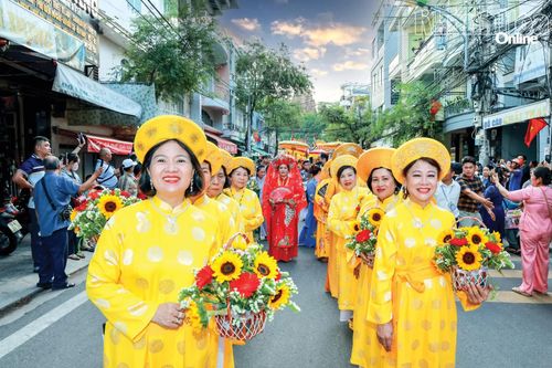 Niềm vui của người dân tham gia diễu hành trong Lễ hội Tháp Bà Pô Nagar năm 2026.