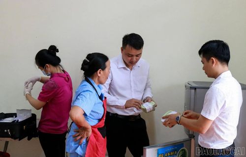 Đoàn kiểm tra tủ lưu mẫu thực phẩm.