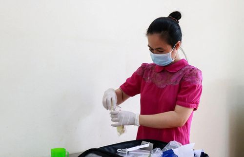 Thực hiện test mẫu thực phẩm.