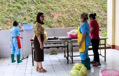 Đoàn kiểm tra kho chế biến thực phẩm.