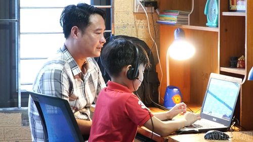 Anh Kiên học online cùng con.