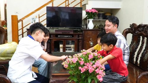 Khung cảnh vui vẻ với bộ môn cờ vua của anh Kiên cùng các con sau giờ học.
