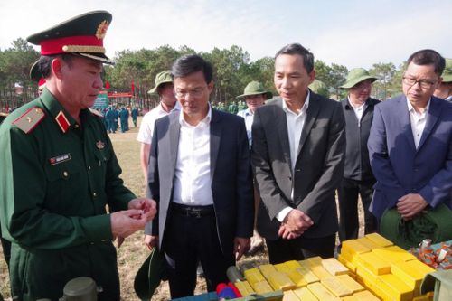 Các đại biểu tham quan sáng kiến cải tiến kỹ thuật của LLVT tỉnh tại lễ ra quân huấn luyện năm 2026