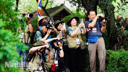 Các nghệ sĩ quốc tế trong Hiệp hội Nhiếp ảnh Hoa Kỳ tác nghiệp tại Lễ hội Hoa Lư năm 2026.