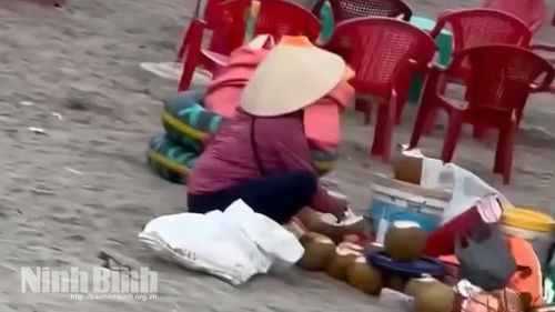 Hình ảnh bà Xuân dồn nước dừa thừa (ảnh cắt từ clip).