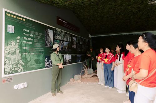 Du khách tham quan hang Chỉ huy-một sản phẩm du lịch trên tuyến đường 20 Quyết Thắng - Ảnh: D.H
