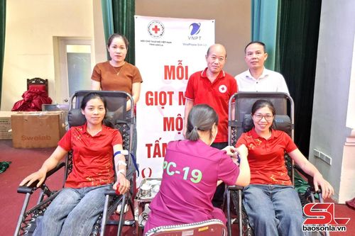 Ngày hội hiến máu tình nguyện tại xã Quỳnh Nhai.Ảnh: Hội Chữ thập đỏ tỉnh