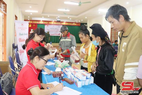 Cấp phát thuốc miễn phí cho người dân xã Yên Sơn.