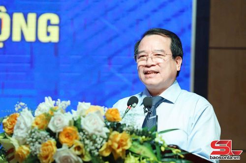 Đồng chí Phó Cục trưởng Cục Du lịch Quốc gia Việt Nam phát biểu tại hội nghị.
