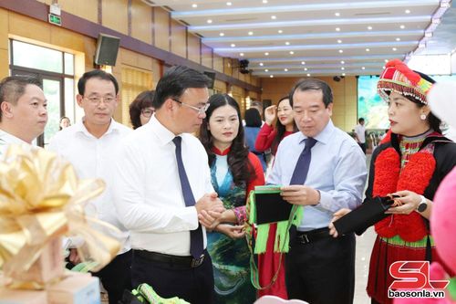 Các đại biểu tham quan gian hàng trưng trưng bày sản phẩm của tỉnh Lạng Sơn.