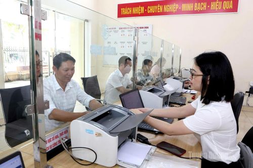 Chuyên viên Trung tâm phục vụ hành chính công phường Minh Xuân hỗ trợ người dân giải quyết thủ tục hành chính.
