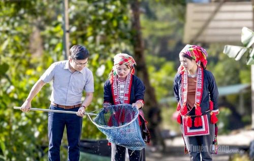 Lãnh đạo xã Tân Quang thăm mô hình nuôi cá tại thôn Nậm An.