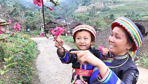 Trang phục dân tộc vẫn được phụ nữ gìn giữ trong cuộc sống thường ngày.