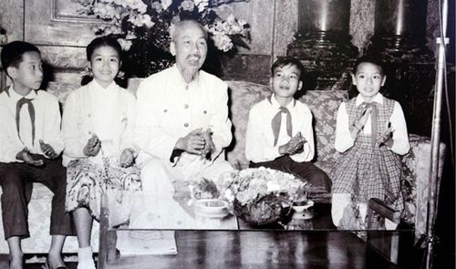 Đại biểu thiếu nhi Thủ đô đến chúc Tết Bác Hồ tại Phủ Chủ tịch ngày 1/1/1959. Ảnh: qdnd.vn