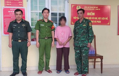 Các lực lượng phối hợp tìm thấy chị T. sau đó hỗ trợ chăm sóc sức khỏe, ổn định tinh thần và giúp chị T. đoàn tụ cùng gia đình. Ảnh: Công an xã Chân Mây - Lăng Cô