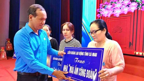 Ông Lý Công Bắc, Chủ tịch Liên đoàn Lao động tỉnh Cà Mau trao tặng nhà "Mái ấm công đoàn" cho đoàn viên công đoàn có hoàn cảnh khó khăn về nhà ở.