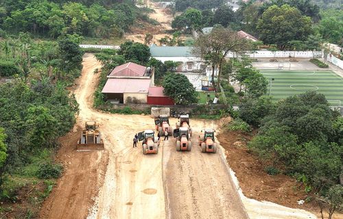 Các doanh nghiệp trên địa bàn tỉnh dự kiến tiếp tục đầu tư đổi mới công nghệ theo hướng sử dụng thiết bị tiết kiệm nhiên liệu, từng bước chuyển sang máy móc chạy điện hoặc năng lượng sạch.