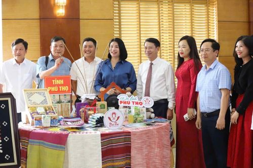 Các đại biểu tham quan Khu trưng bày giới thiệu sản phẩm du lịch tỉnh Phú Thọ.