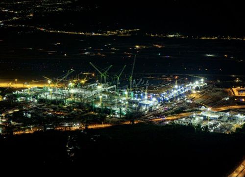 Tiếng máy thi công vang dội suốt ngày đêm tại loạt dự án trọng điểm phục vụ APEC 2027 ở Phú Quốc (An Giang). Giữa “đại công trường” trên đảo Ngọc, một tổ hợp các công trình quy mô chưa từng có tại Việt Nam đang dần lộ diện.