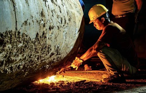 Hàng nghìn kỹ sư, công nhân cùng dàn máy móc vận hành liên tục theo nhịp “3 ca 4 kíp”, các nguồn lực được huy động tối đa, tiến độ được giám sát từng giờ nhằm đưa các công trình cán đích đúng hẹn.