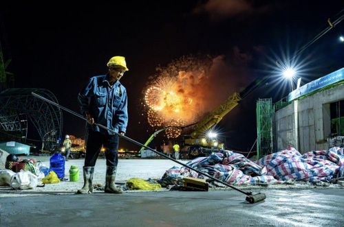 Khi ánh sáng từ những giàn đèn cao áp rực sáng xuyên đêm trên công trường, đó cũng là lúc khát vọng về một tương lai thịnh vượng được thắp sáng. Ánh sáng từ công trường hôm nay chính là tiền đề để thắp lên một “Thành phố ánh sáng” rực rỡ mai sau. Giữa nhịp độ thi công thần tốc, Phú Quốc đang chuyển mình, thay đổi diện mạo từng ngày, sẵn sàng ghi dấu ấn lịch sử tại APEC 2027.