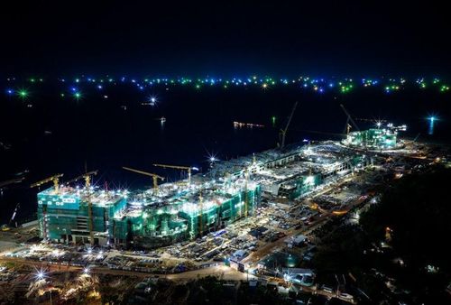 Tại Trung tâm Hội nghị và Triển lãm APEC – “trái tim” của tổ hợp APEC, không khí thi công diễn ra rất khẩn trương. Hệ mái thép nhịp 81m kỳ vĩ dần lộ diện khung xương vững chãi. Sau khoảng 10 tháng thi công, đến nay, tổ hợp này đã hoàn thành hơn 90% kết cấu bê tông cốt thép.