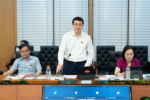Ủy viên là ĐBQH hoạt động chuyên trách tại Ủy ban Pháp luật và Tư pháp Đỗ Đức Hiển phát biểu tại phiên họp