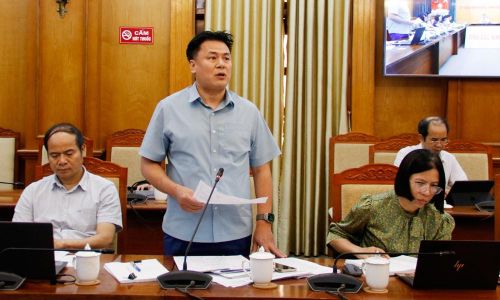 Đại diện Văn phòng Đăng ký đất đai tỉnh trao đổi một số nội dung tại hội nghị