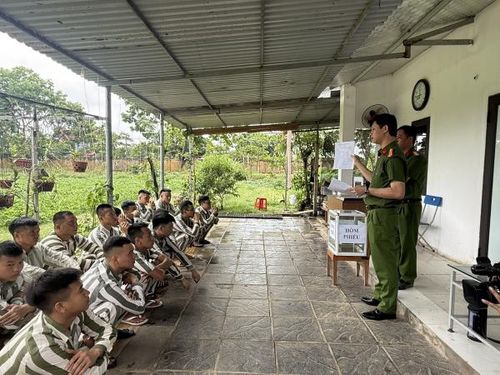 Cán bộ Công an hướng dẫn phạm nhân bình bầu người được đề nghị đặc xá.