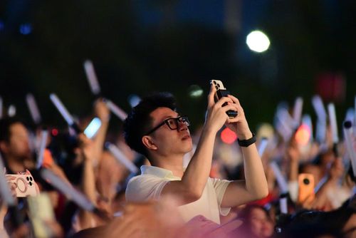 Người dân tranh thủ ghi lại những hình ảnh trong đêm lễ hội tưng bừng.