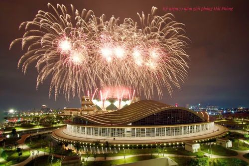 Màn pháo hoa rực rỡ khép lại chương trình khai mạc Lễ hội Hoa Phượng Đỏ - Hải Phòng 2026.