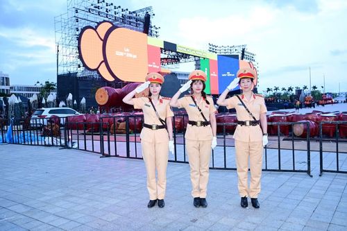 Lực lượng CSGT giữ nghiêm tác phong điều lệnh trong thực thi nhiệm vụ.