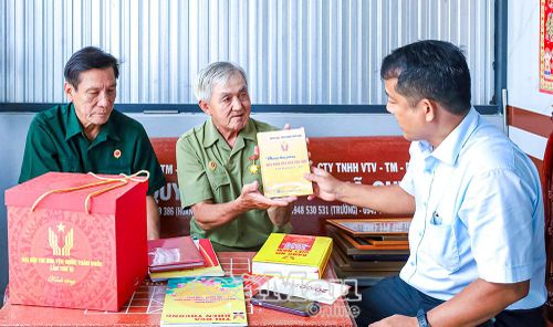Ông Huỳnh Minh Thi (giữa) luôn nêu gương sáng trong các hoạt động của Hội Cựu chiến binh địa phương.