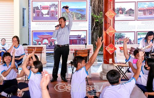 Các bạn trẻ hào hứng tham gia hoạt động ngoại khóa tìm hiểu về ĐCTT.