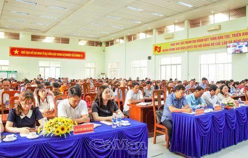 Đại biểu tham dự hội nghị tiếp xúc cử tri tại xã Phan Ngọc Hiển.
