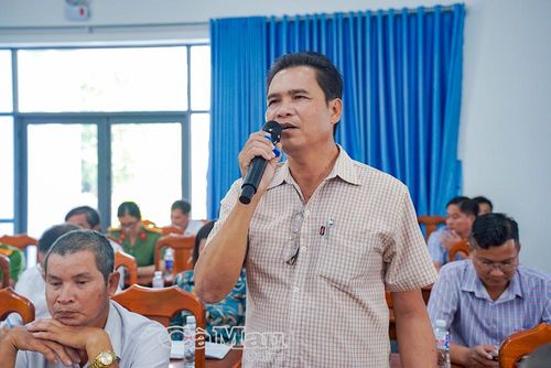 Cử tri xã Cái Đôi Vàm phát biểu ý kiến tại hội nghị tiếp xúc với ĐBQH.