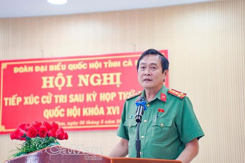 Đại tá Hồ Việt Triều, Ủy viên Ban Thường vụ Tỉnh ủy, Bí thư Đảng ủy, Giám đốc Công an tỉnh Cà Mau, Ủy viên Ủy ban Quốc phòng, An ninh và Đối ngoại của Quốc hội phát biểu tại hội nghị.