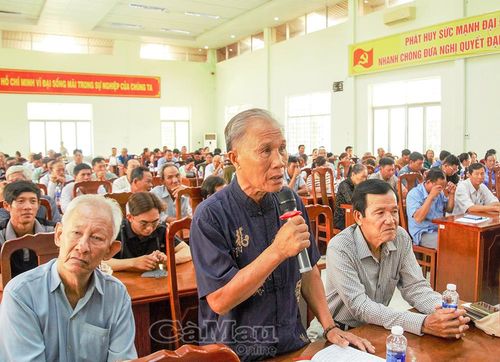 Ông Phan Khương Trí, ấp Kiến Vàng, phản ánh khó khăn trong việc cấp giấy chứng nhận quyền sử dụng đất cho người dân.