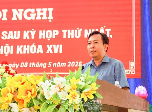 Ông Huỳnh Thanh Đảm, Phó Chủ tịch UBND xã Phan Ngọc Hiển, trả lời các ý kiến, kiến nghị của cử tri thuộc thẩm quyền địa phương.