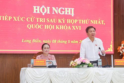  Phó Trưởng đoàn chuyên trách Đoàn ĐBQH tỉnh Cà Mau Nguyễn Bình Tân ghi nhận ý kiến của cử tri.